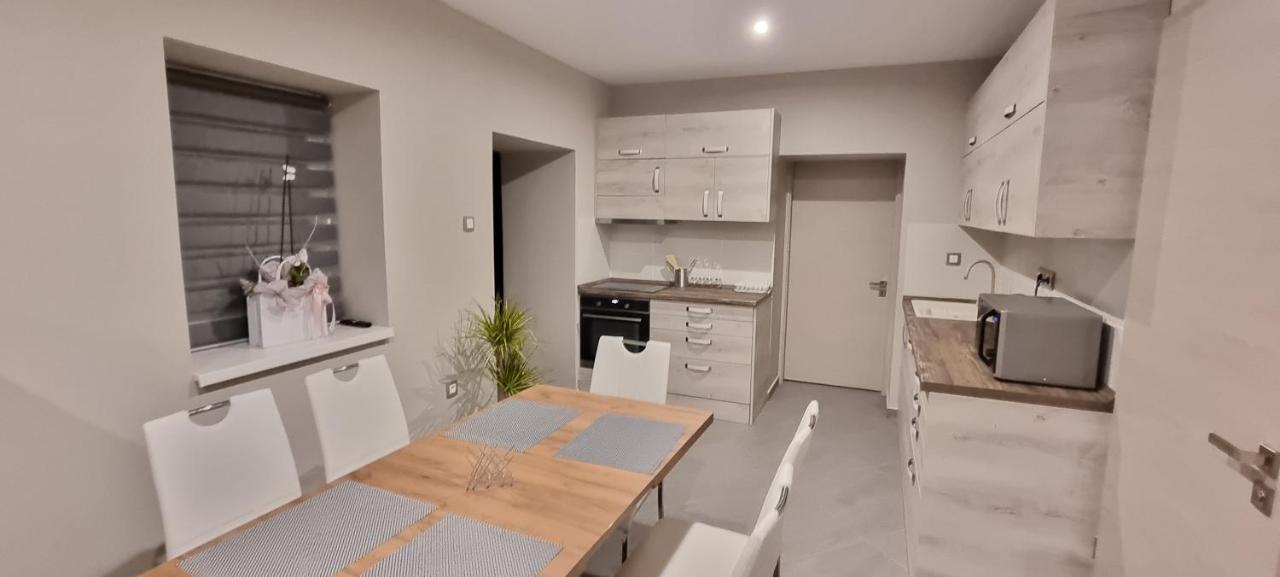 Hos-Cegledi Vendeghaz Miskolc -Oenallo Otthon, Mely Csak Az Oenoeke Esterno foto