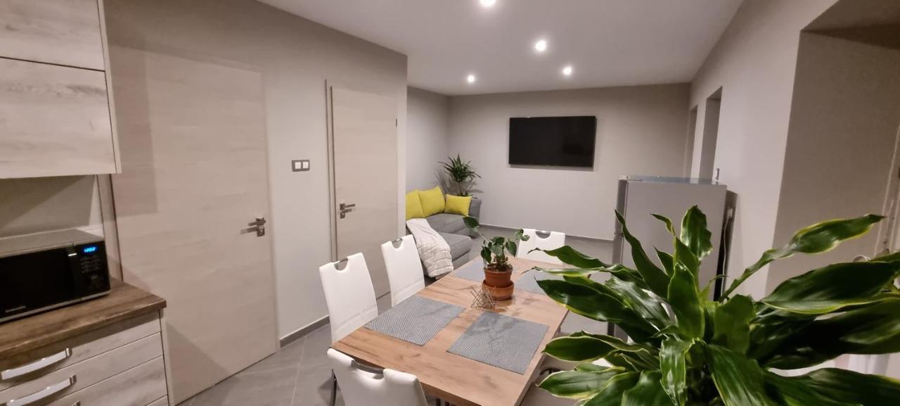 Hos-Cegledi Vendeghaz Miskolc -Oenallo Otthon, Mely Csak Az Oenoeke Esterno foto