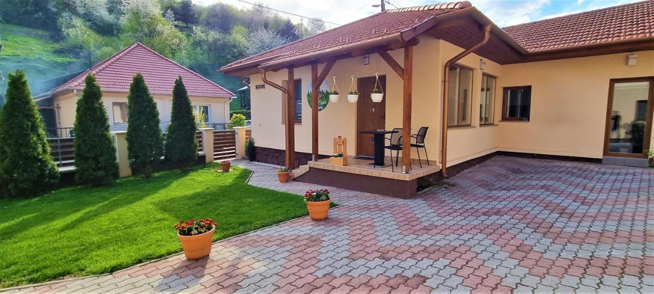 Hos-Cegledi Vendeghaz Miskolc -Oenallo Otthon, Mely Csak Az Oenoeke Esterno foto
