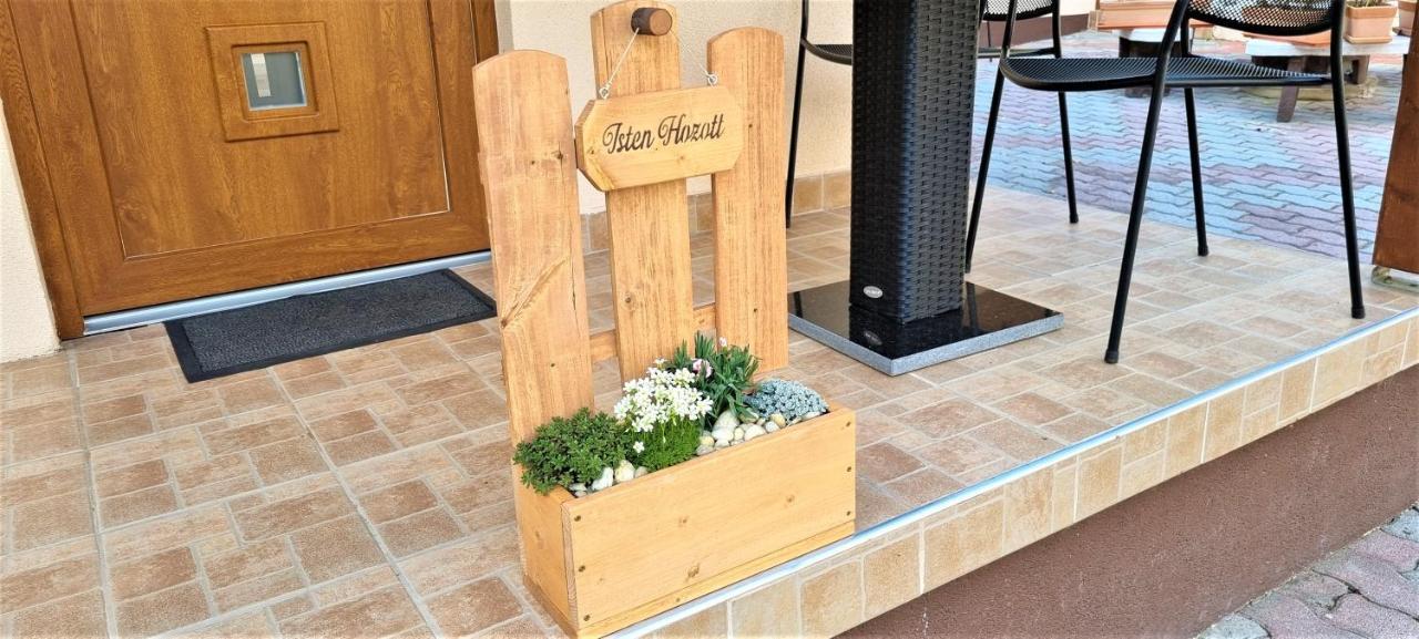 Hos-Cegledi Vendeghaz Miskolc -Oenallo Otthon, Mely Csak Az Oenoeke Esterno foto