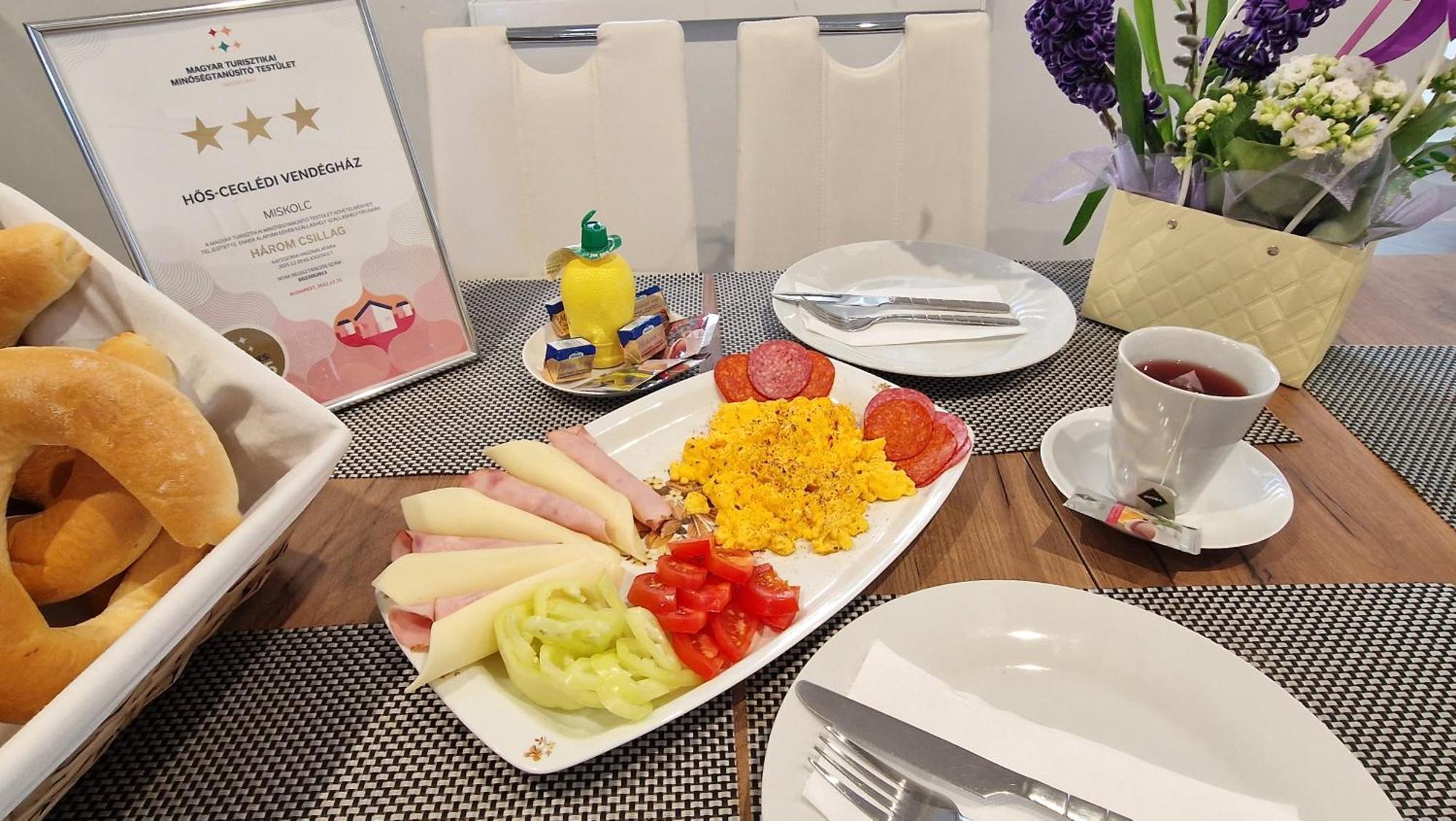 Hos-Cegledi Vendeghaz Miskolc -Oenallo Otthon, Mely Csak Az Oenoeke Esterno foto